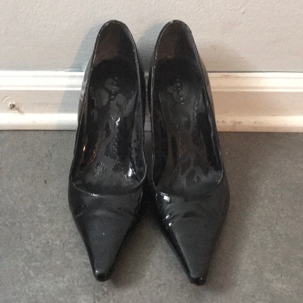Pointed toe black heels